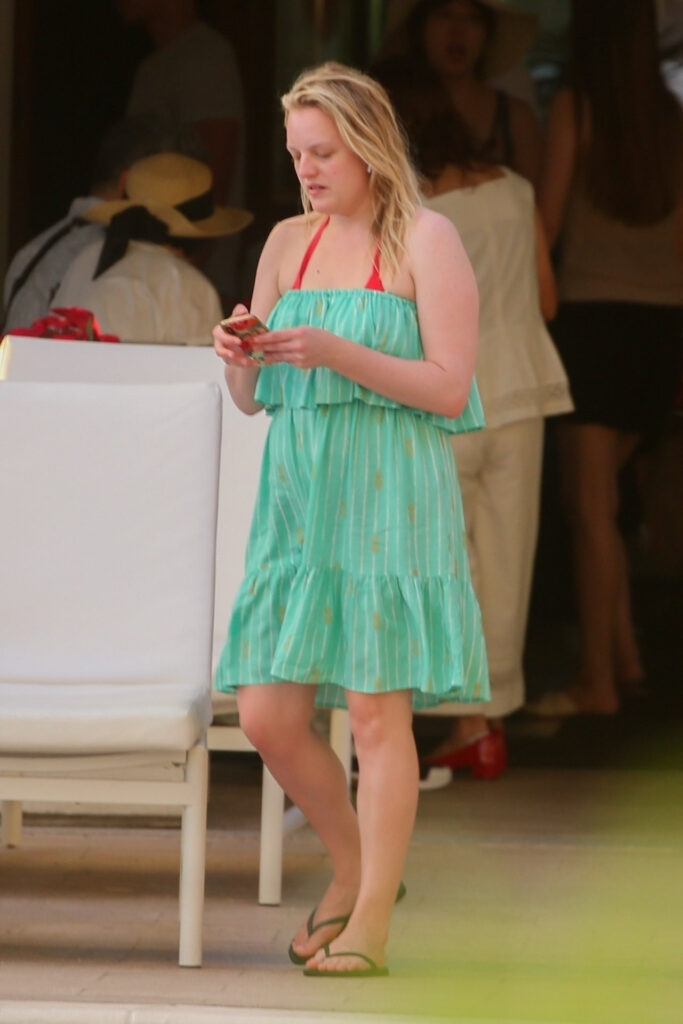 Elisabeth Moss Sexy At Poolside 12 Photos The Fappening