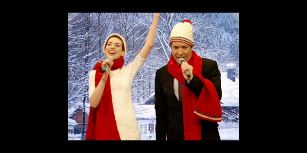 Watch Les Mis rables Anne Hathaway Play Christmas Carol Mad Libs With 